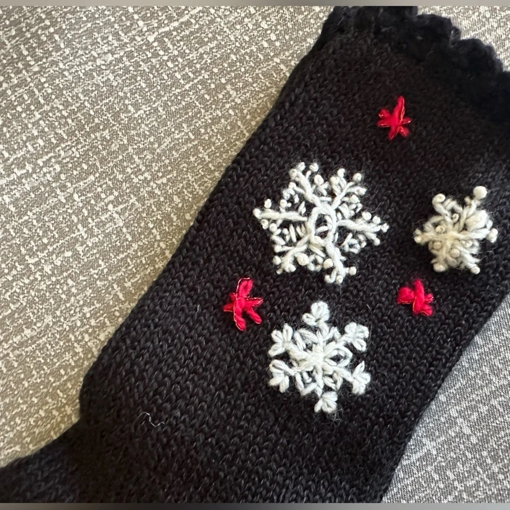 Hue Winter Snowflake Socks Black White and Red size OS